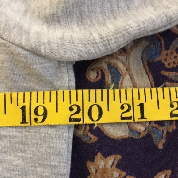 Chico’s Women’s Sweatshirt Top Gray Size M Buttons at neck Hand Warmer Pockets - Picture 9 of 10